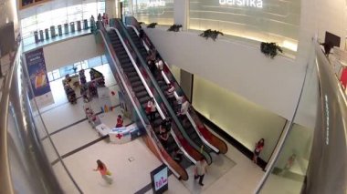 insanlar alışveriş merkezinde yürüyen merdiven üzerinde