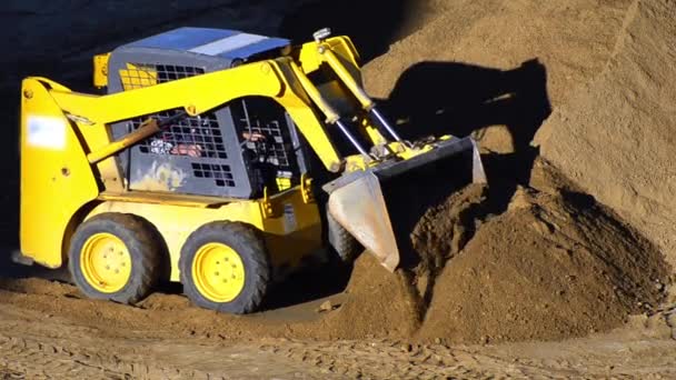 Bulldozer empujando arena — Vídeo de stock