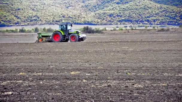 Тракторы готовят землю к посеву — стоковое видео