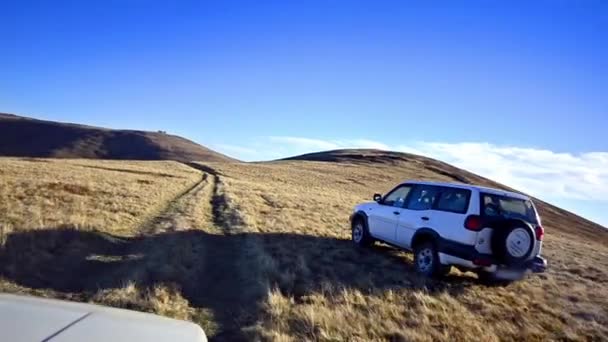 Off-road que conduce a través de una meseta de montaña macedonia — Vídeo de stock