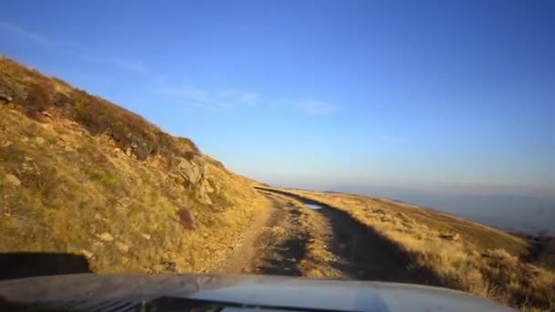 Οδήγηση εκτός δρόμου μέσα από ένα οροπέδιο Μακεδονικοί ορεινοί — Αρχείο Βίντεο