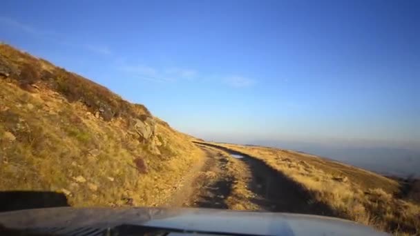 Off-road que conduce a través de una meseta de montaña macedonia — Vídeo de stock