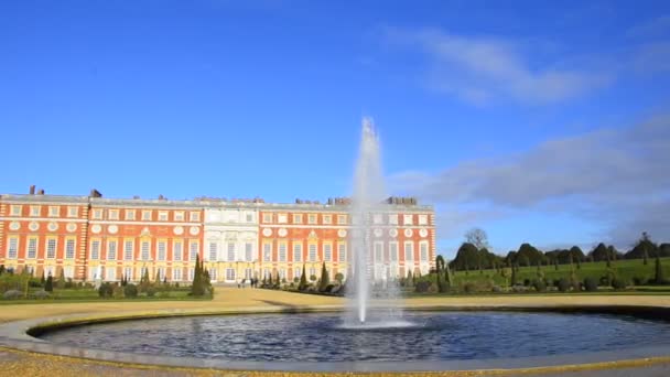 Hampton Court in London — Stockvideo