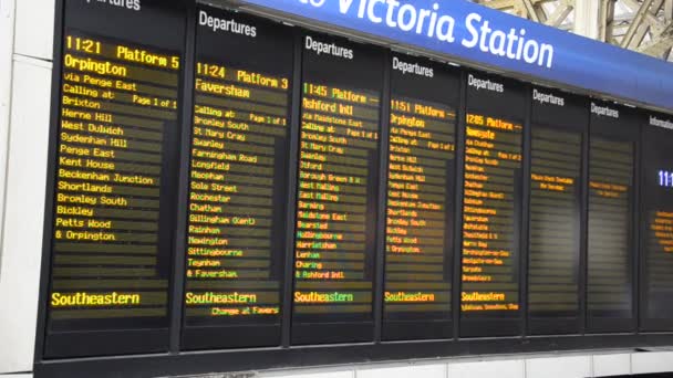 Fahrplan Zeitraffer am Londoner Victoria Terminal Bahnhof — Stockvideo