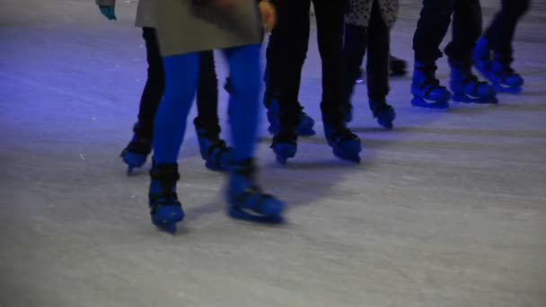 Patinadores de hielo en una pista de patinaje sobre hielo pública — Vídeo de stock