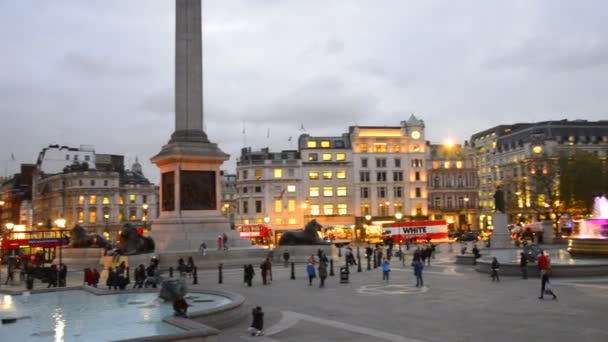 Cercanías en Trafalgar Square — Vídeo de stock
