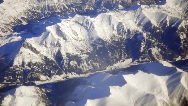 空中以下锯齿状的脊进尼泊尔的山谷. — 图库视频影像