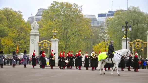 Ceremonie in het buckingham palace in Londen — Stockvideo