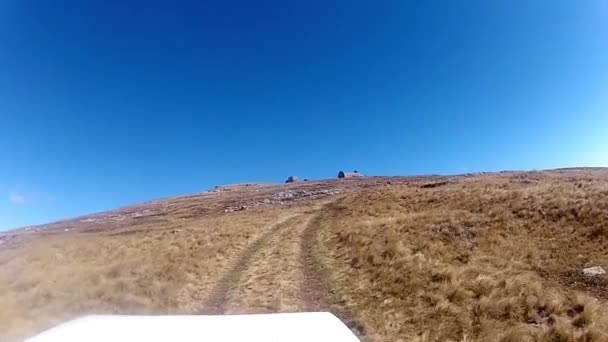 Conducir a través de picos de montaña — Vídeo de stock