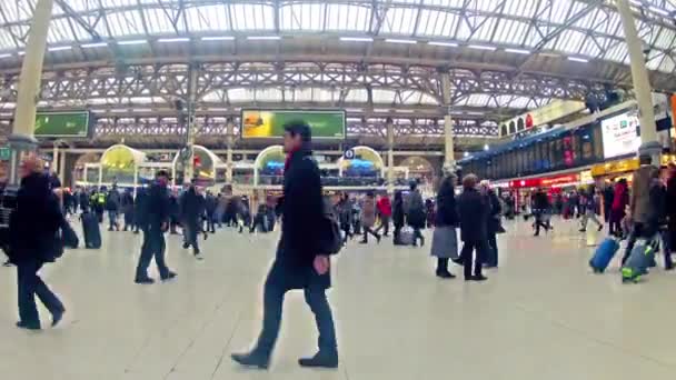 Victoria railway station i london — Stockvideo