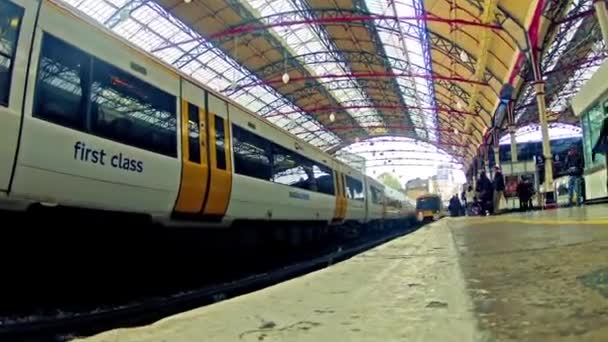 Victoria railway station i london — Stockvideo