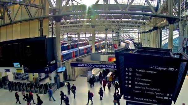 在伦敦的滑铁卢火车站 — 图库视频影像