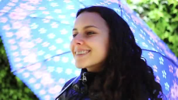 带着雨伞的快乐女孩 — 图库视频影像