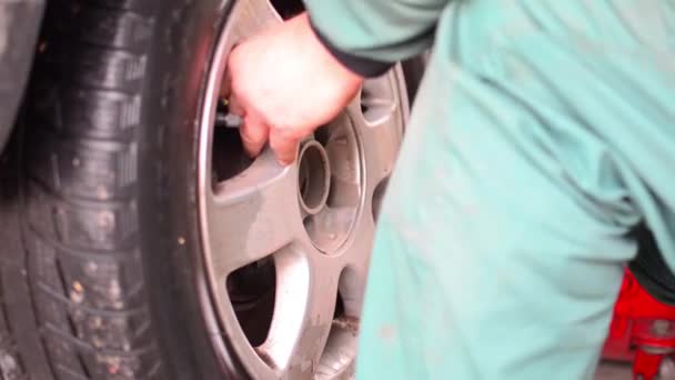 Reparatur und Wechsel der Reifen komplette Zusammensetzung — Stockvideo