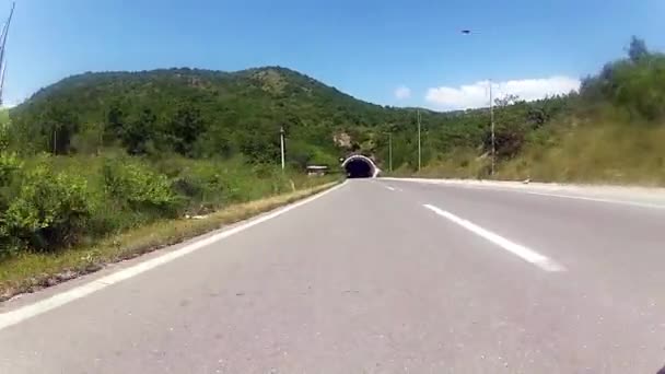 Машина въезжает в туннель — стоковое видео