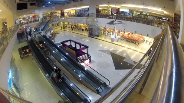 People in shopping center — Stock Video