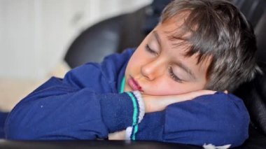 Uykulu Boy gösteren sessizlik işareti