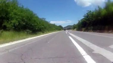 bir ülke yolda araba sürmek