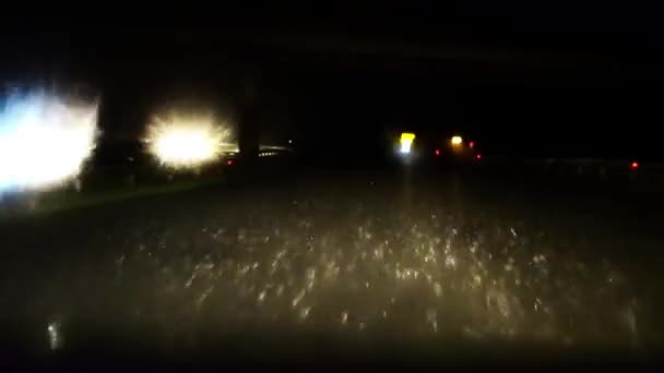 Вождение в сильном ураганном ветре ночью — стоковое видео