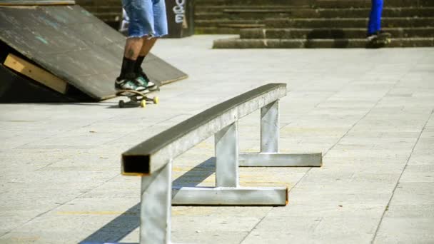 Skateboardista na rampě — Stock video