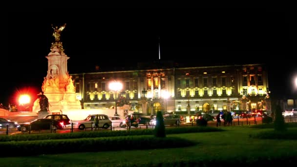 Tráfico y Palacio de Buckingham por la noche en Londres — Vídeo de stock