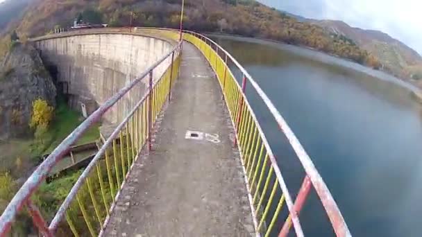 Unidad de bicicleta en la presa corona — Vídeo de stock