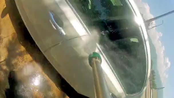 Εργαζόμενος πλύσιμο αυτοκινήτων. — Αρχείο Βίντεο