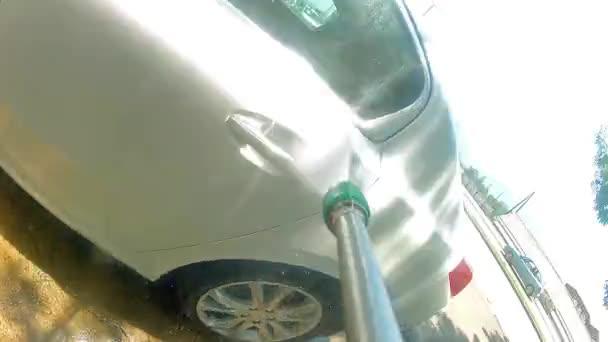 Arbetstagaren tvätta bil — Stockvideo