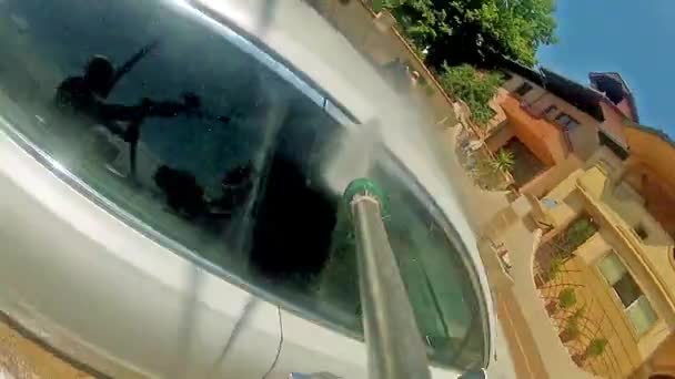 Pracovník mytí auta s tlak jet — Stock video