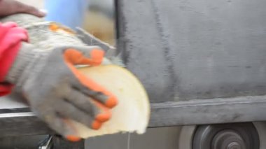 yuvarlak bıçak ile çalışan marangoz gördüm