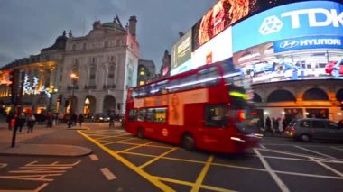 insanlara Londra piccadilly circus