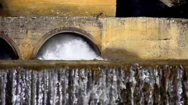 bir borudan kirli su akar