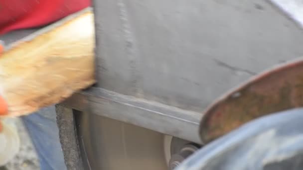 Плотник пилит древесину — стоковое видео