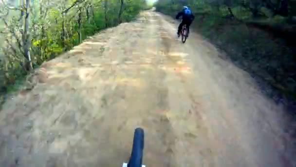 Mountainbike wordt gereden langs de onverharde weg — Stockvideo