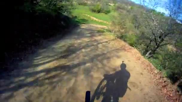 Mountain bike corsa sportiva in discesa — Video Stock