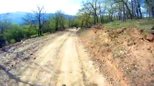 Bicicleta de montaña descenso carrera deportiva — Vídeo de stock