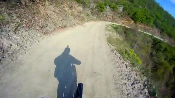 Motociclista de montanha — Vídeo de Stock