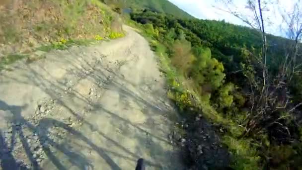 Ciclista de montaña — Vídeo de stock