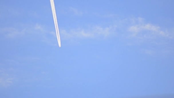 Uçak uçuş mavi gökyüzü üzerinde — Stok video