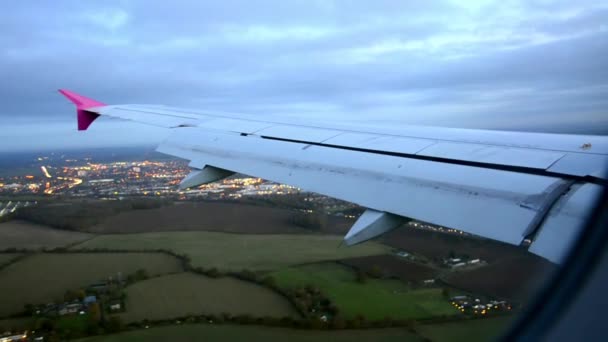 Verkehrsflugzeug landet auf Laute — Stockvideo