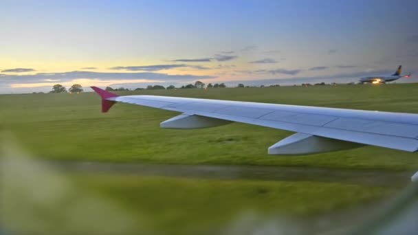 Atterrissage de l'avion à l'horizon au lever du soleil — Video