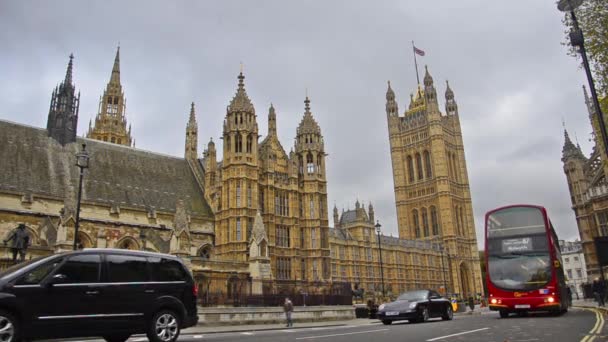 Londýn provoz poblíž big ben a sněmovna parlamentu — Stock video
