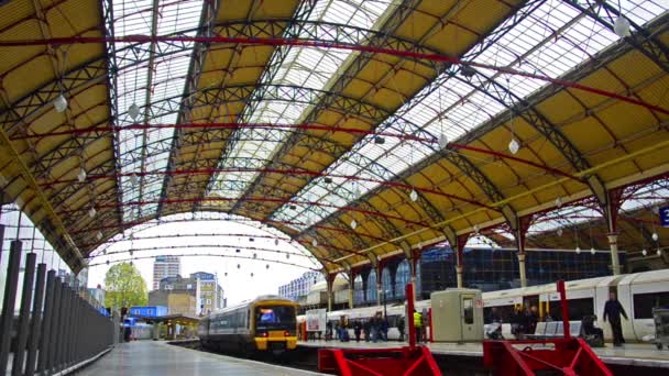 Victoria Railway Station en Londres — Vídeo de stock