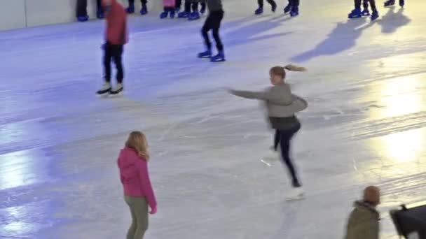 Buz pateni pisti üzerinde buz patenciler — Stok video