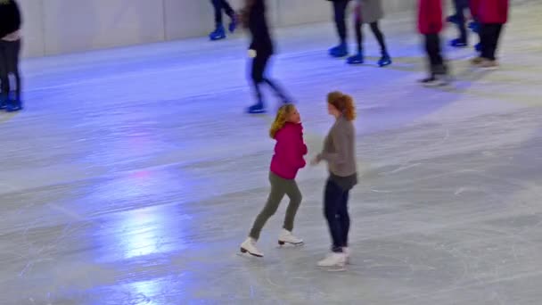 Patinadores de hielo en la pista de hielo — Vídeos de Stock