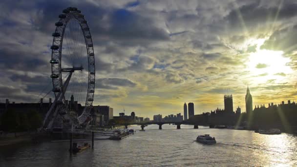 Themse mit Londoner Skyline — Stockvideo