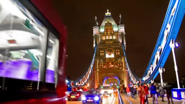 El tráfico cruza Tower Bridge en Londres — Vídeo de stock