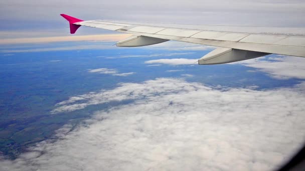 Крыло воздушного пассажирского самолета над Европой — стоковое видео