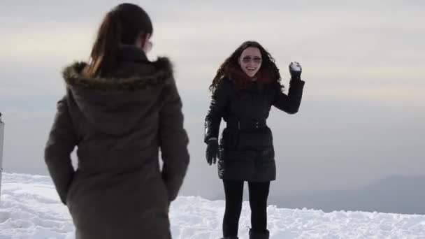 Due teen amici ha palla di neve lotta — Video Stock