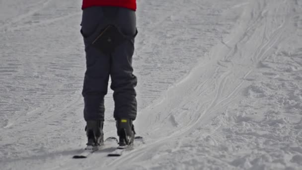Ski lift pulling skier — Stock Video